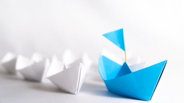 A leader ship guiding all its follower ships towards their goal
