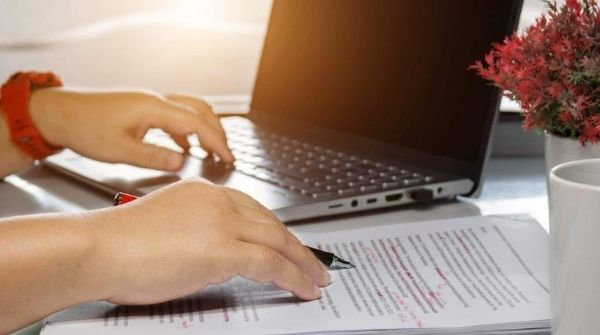 The image shows the roles and responsibilities of a proofreader as a digital journalism career.