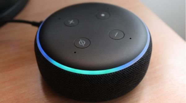 Black color Amazon Echo Dot speaker view from above. A clear shot of the four buttons at the top is shown.