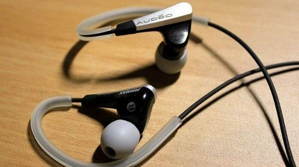 Earbuds or in-ear headphones clearly showing that the driver directly goes in your ears..