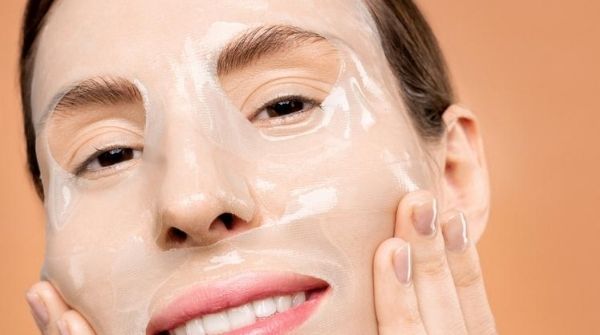 This ready-made make-up product helps in preserving the moisture content to prevent dryness in the skin. This dryness may cause occurrence of cracks.
