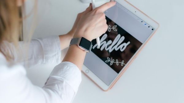 showing establishment of connection between Smartwatch and smartphone for syncing