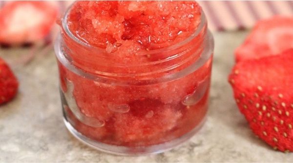 Strawberry scrub which enhances the pink lips overnight. It has antioxidant properties & prevents the aging of lips