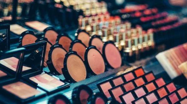 How to do makeup guide has to include blush as it is very important if you want those rosy cheeks. Blush makes you look more youthful.