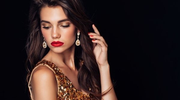 These party makeup looks will definitely catch everyone's eyes. Also, it is very simple to achieve this look.