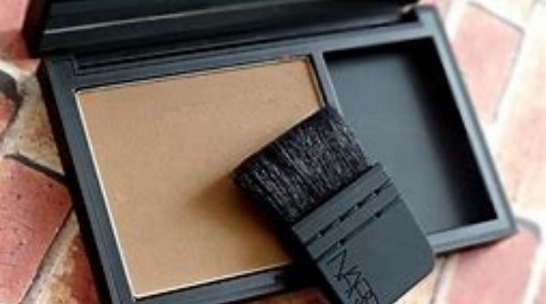The article is incomplete if we don't tell you how to carve out your cheek bones with a bronzer.