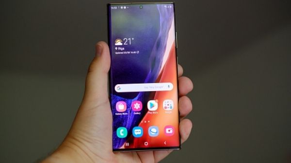 The display of this phone is to die for. Moreover, the resolution is amazing too.