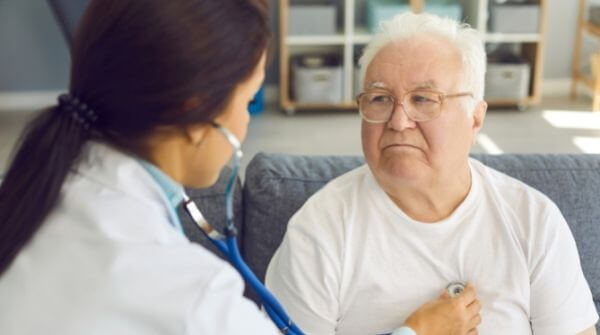 Best cardiac surgeon in India checking their patients.